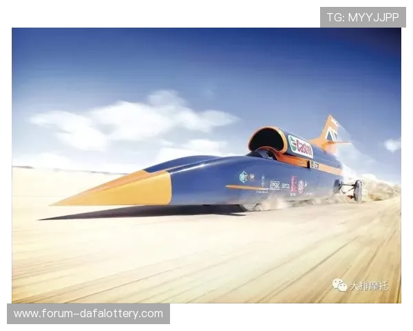 《极速赛车今晚精彩上演极限速度挑战，谁将赢得最终荣誉》